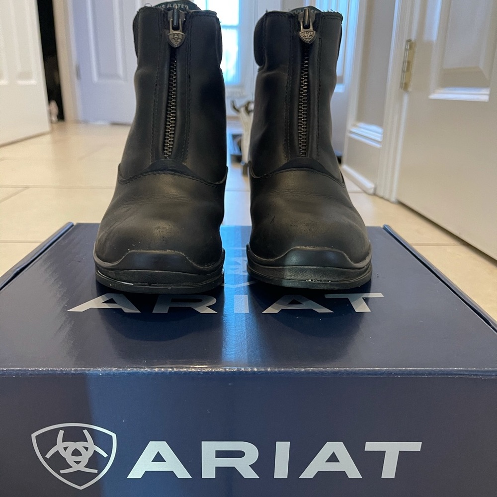 Kids horseback riding boots. Kids size 3. Color Black. Material leather